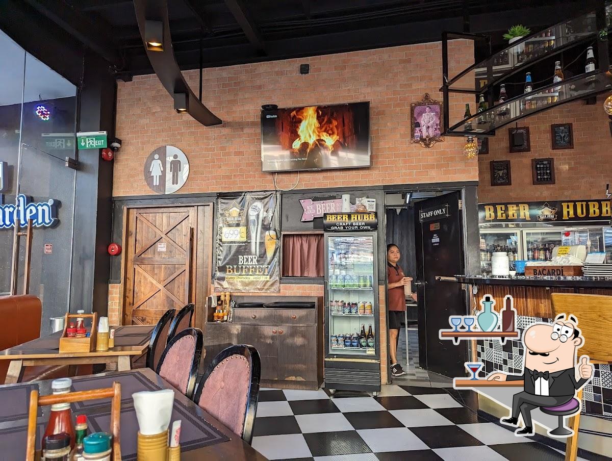Посмотрите на внутренний интерьер "Beer Hubb - Soi Buakhao Branch".