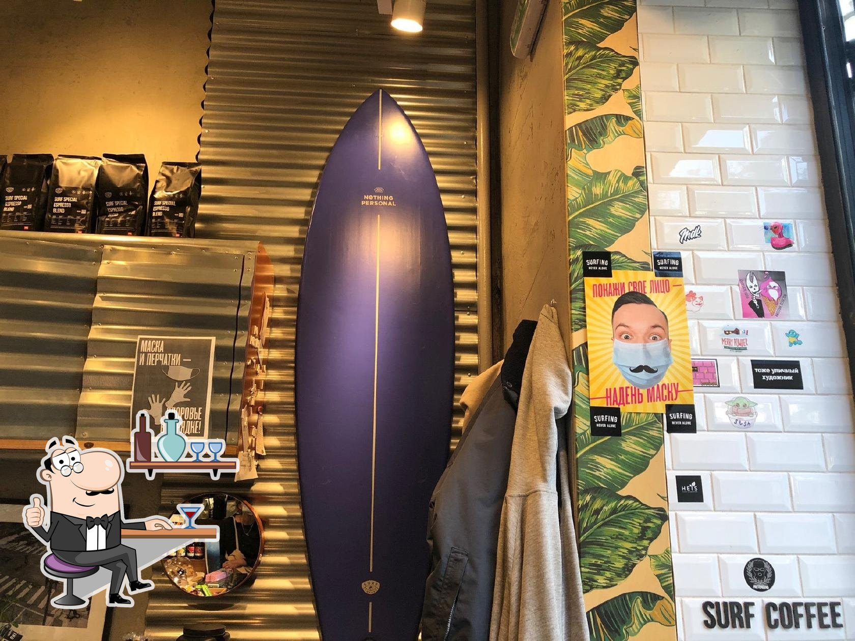 Посмотрите на внутренний интерьер "Surf Coffee".