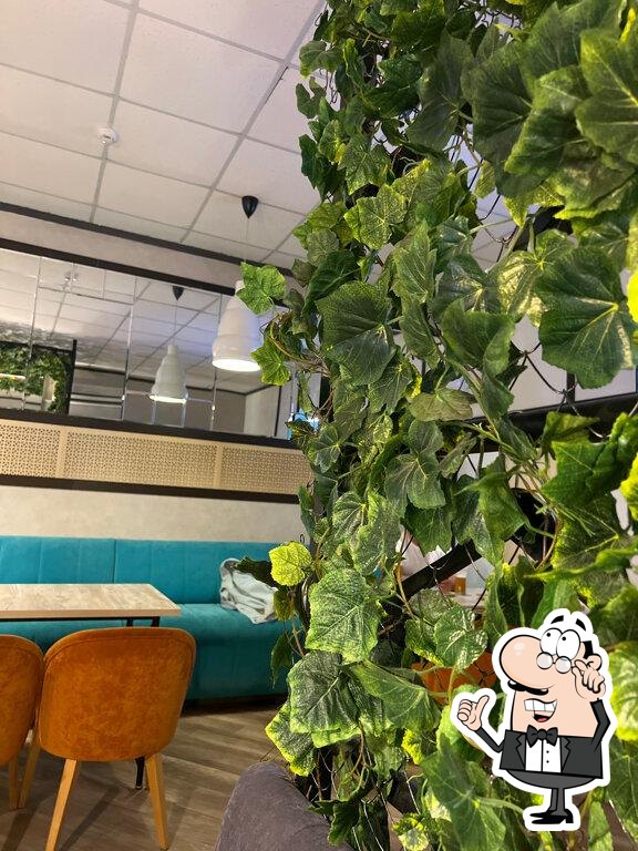 Забронируйте столик в "Семейное кафе Типичная Доставка".