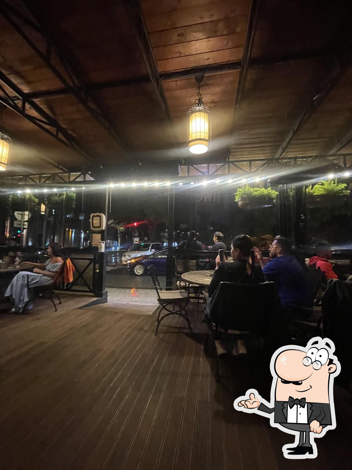 Забронируйте столик в "Кафе Grill Town".