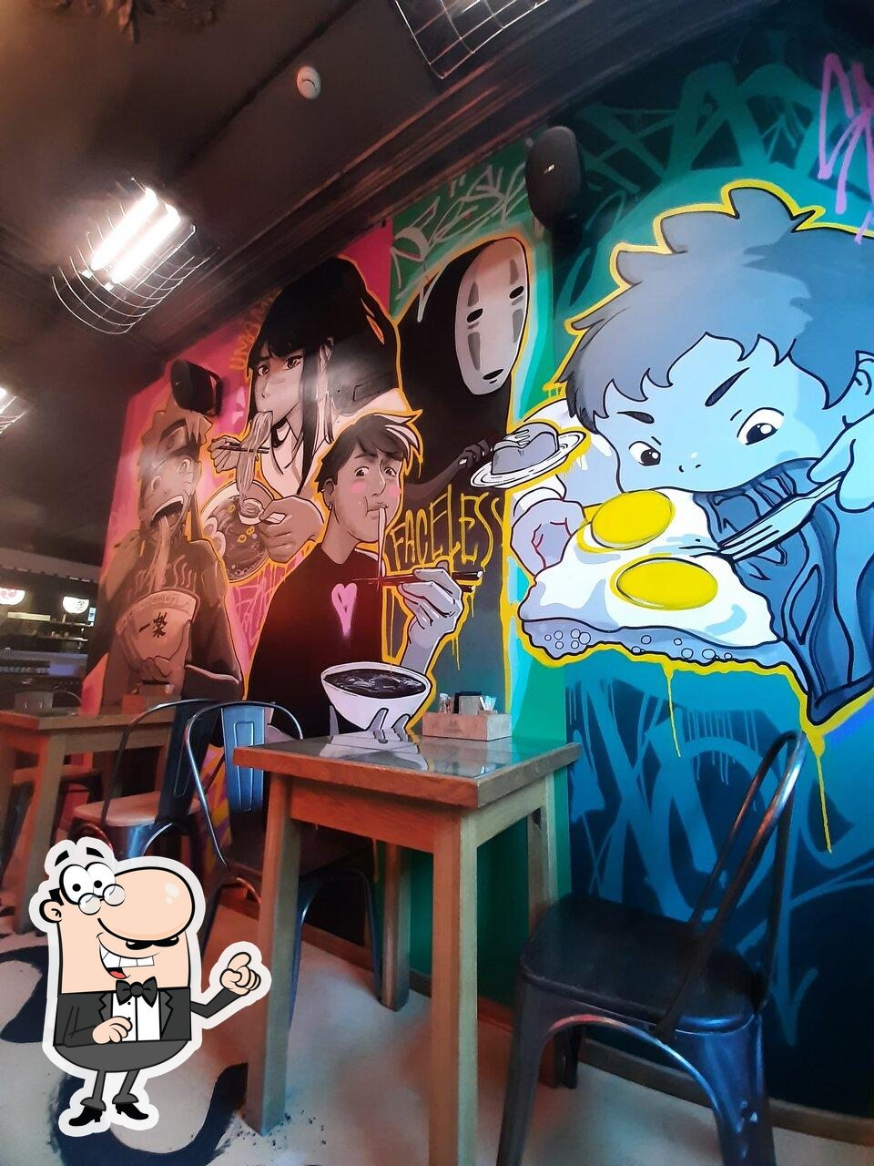 Посмотрите на внутренний интерьер "Umami Ramen".