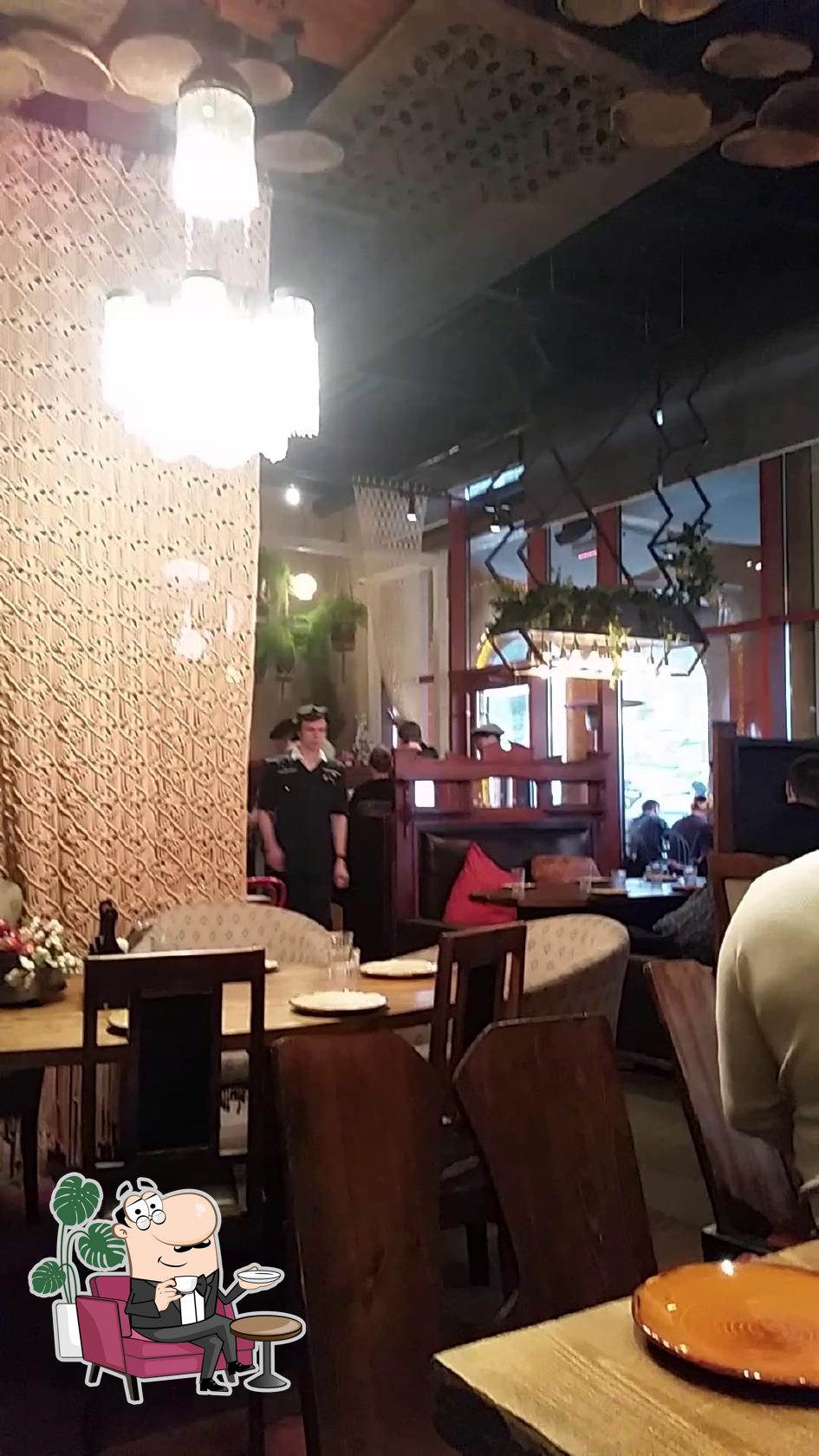 Посмотрите на внутренний интерьер "Супра".