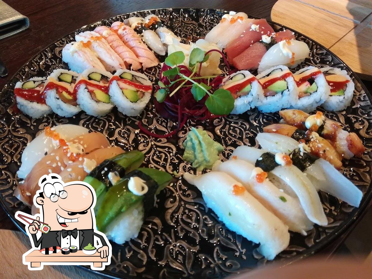 В "Tezukuri Sushi" попробуйте суши и роллы.