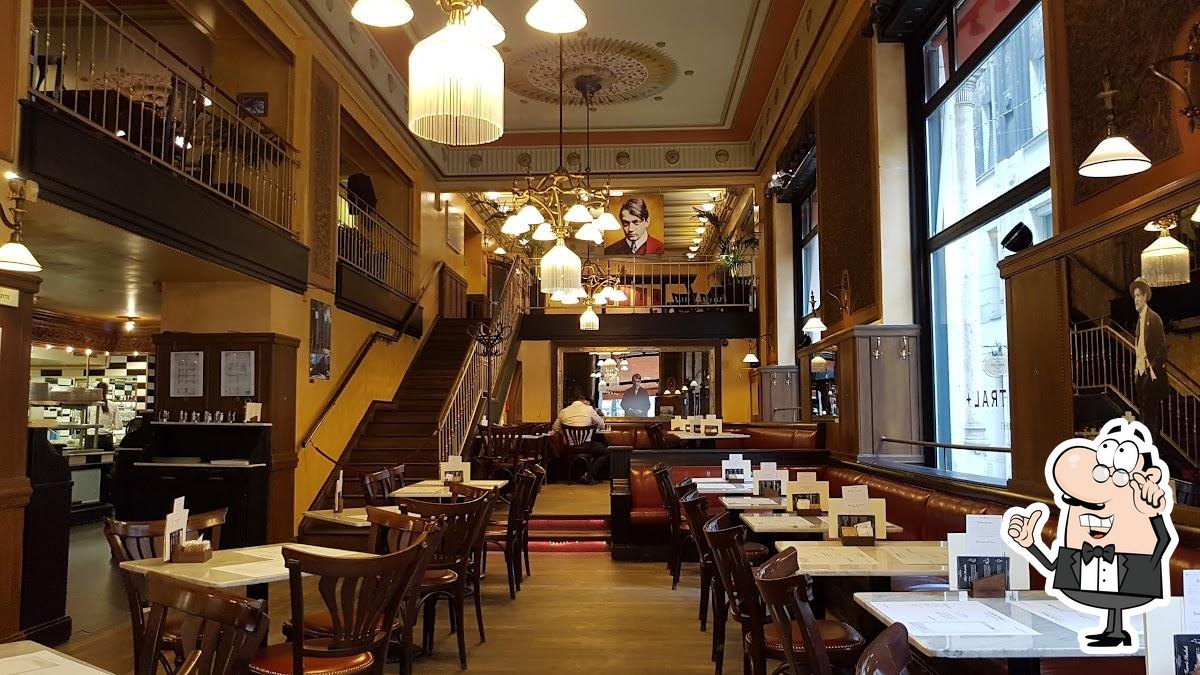 Посмотрите на внутренний интерьер "Centrál Grand Cafe & Bar".