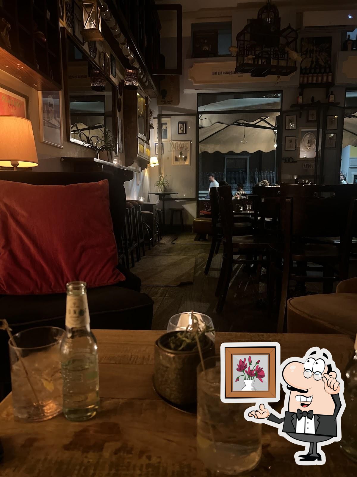 Посмотрите на внутренний интерьер "Mag Cafe".