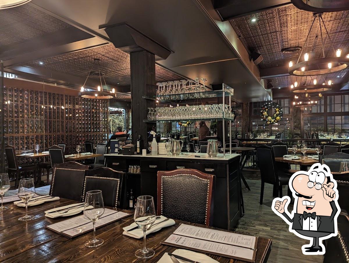 Посмотрите на внутренний интерьер "Vieux-Port Steakhouse".