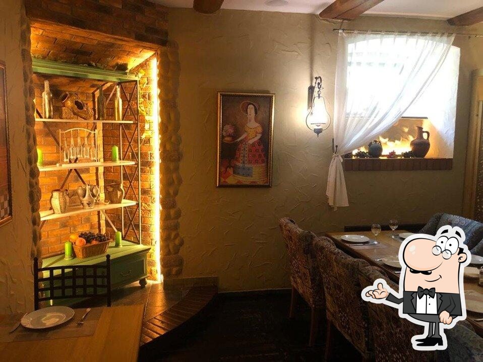 Посмотрите на внутренний интерьер "Хачапури & хинкали".
