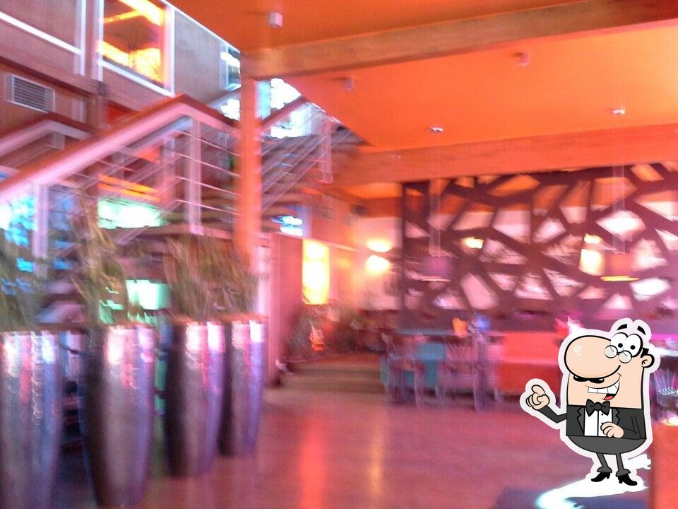 Забронируйте столик в "Kamikadze Restaurant".