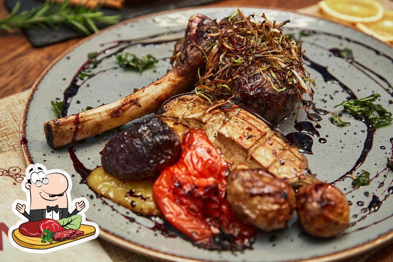 Мясные блюда подают в "Боржоми".