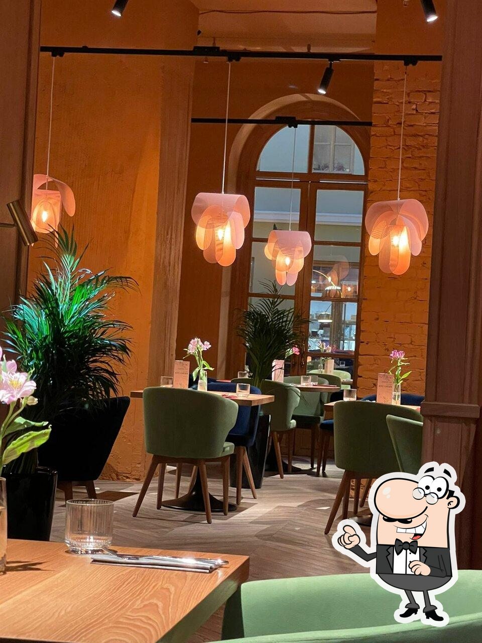 Забронируйте столик в "Alice Garden".