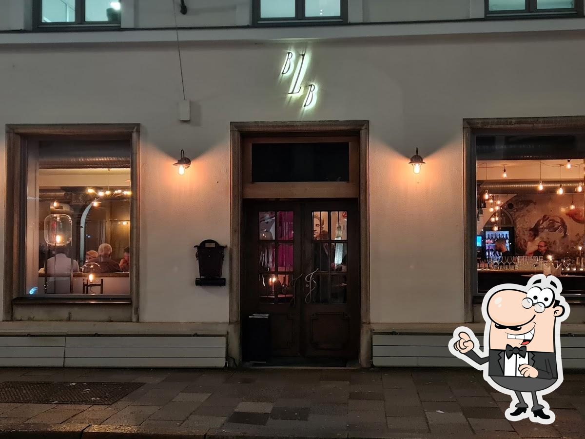 Посмотрите на внутренний интерьер "Burger & Lobster Bank".