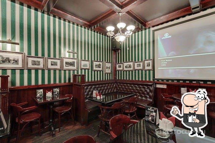 Посмотрите на внутренний интерьер "O'Briens".