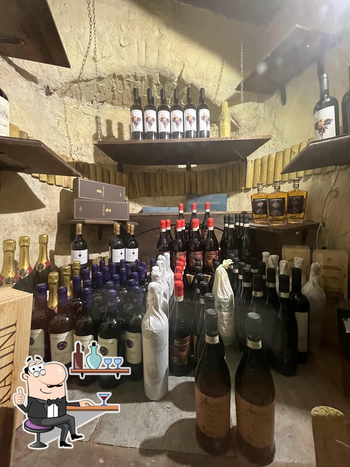 Забронируйте столик в "Osteria del Cinghiale Bianco".