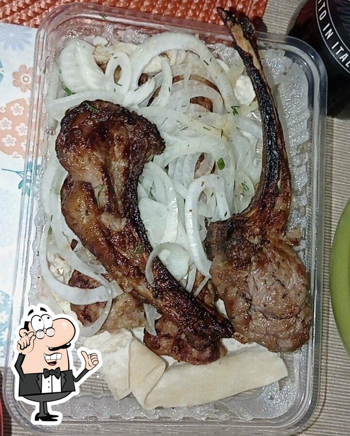 Забронируйте столик в "Рокки".