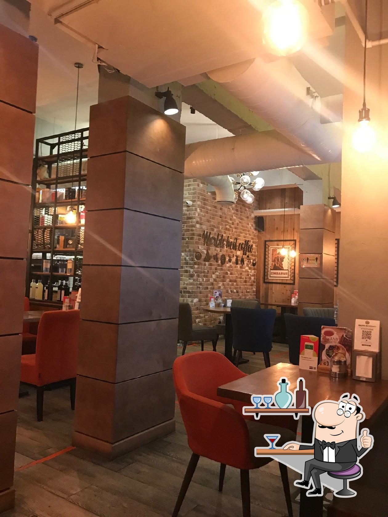 Посмотрите на внутренний интерьер "Traveler's Coffee".