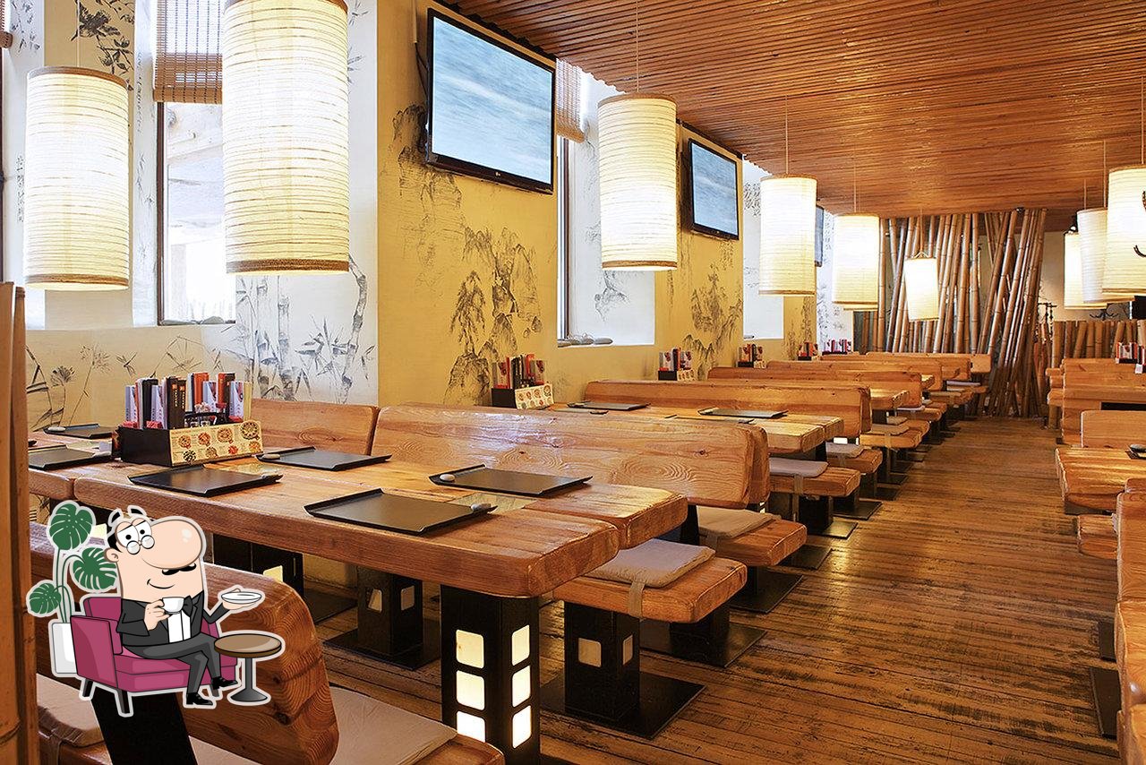 Посмотрите на внутренний интерьер "Тануки".