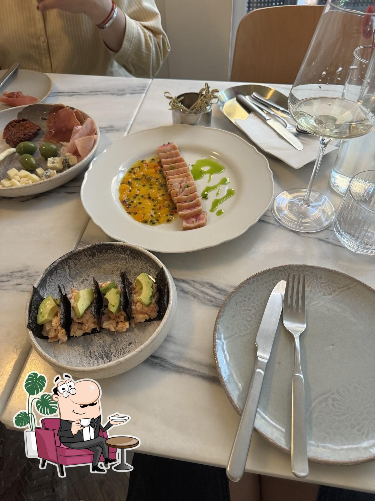 Интерьер "Atlas Vin Bistro".