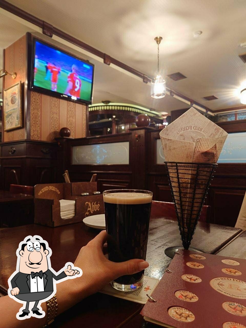 Посмотрите на внутренний интерьер "The Red Fox Pub & Grill".