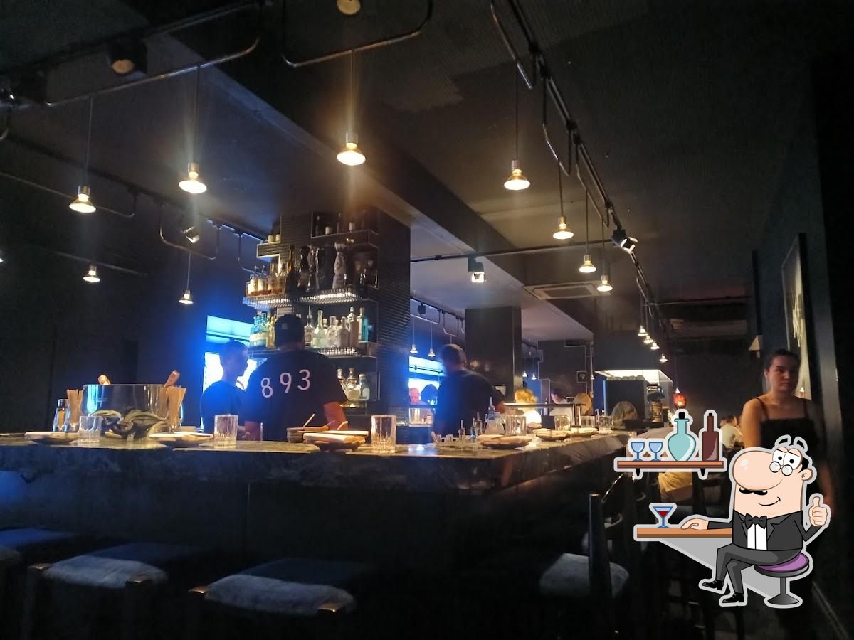 Посмотрите на внутренний интерьер "893 Ryōtei Japanese Restaurant".