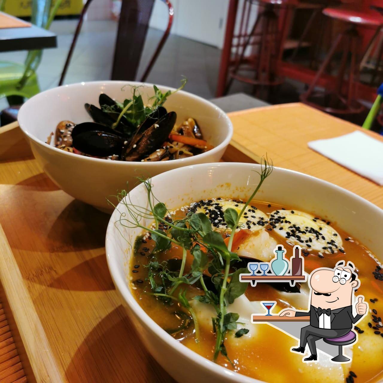 Забронируйте столик в "Pho Bo".