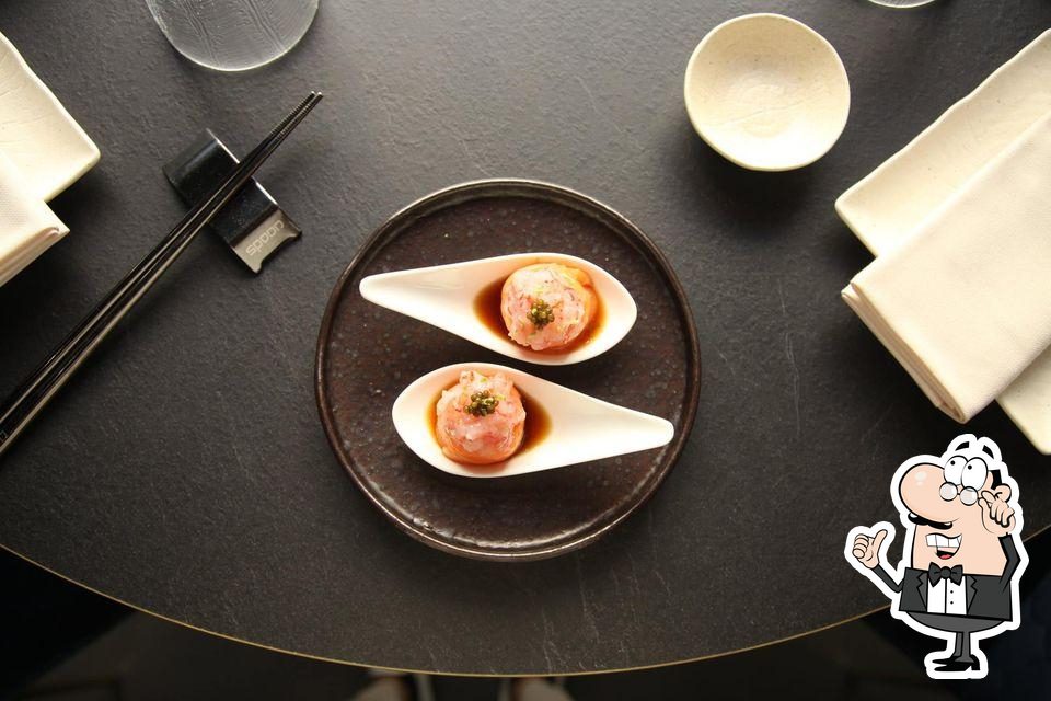 Посмотрите на внутренний интерьер "Spoon Sushi Fusion Cusine".