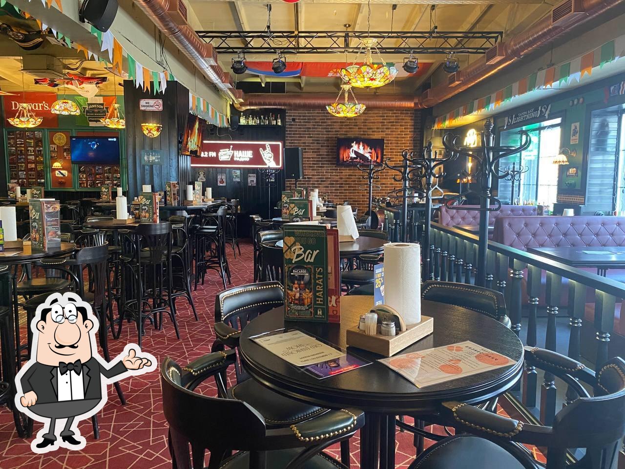 Забронируйте столик в "Harat's Irish Pub".