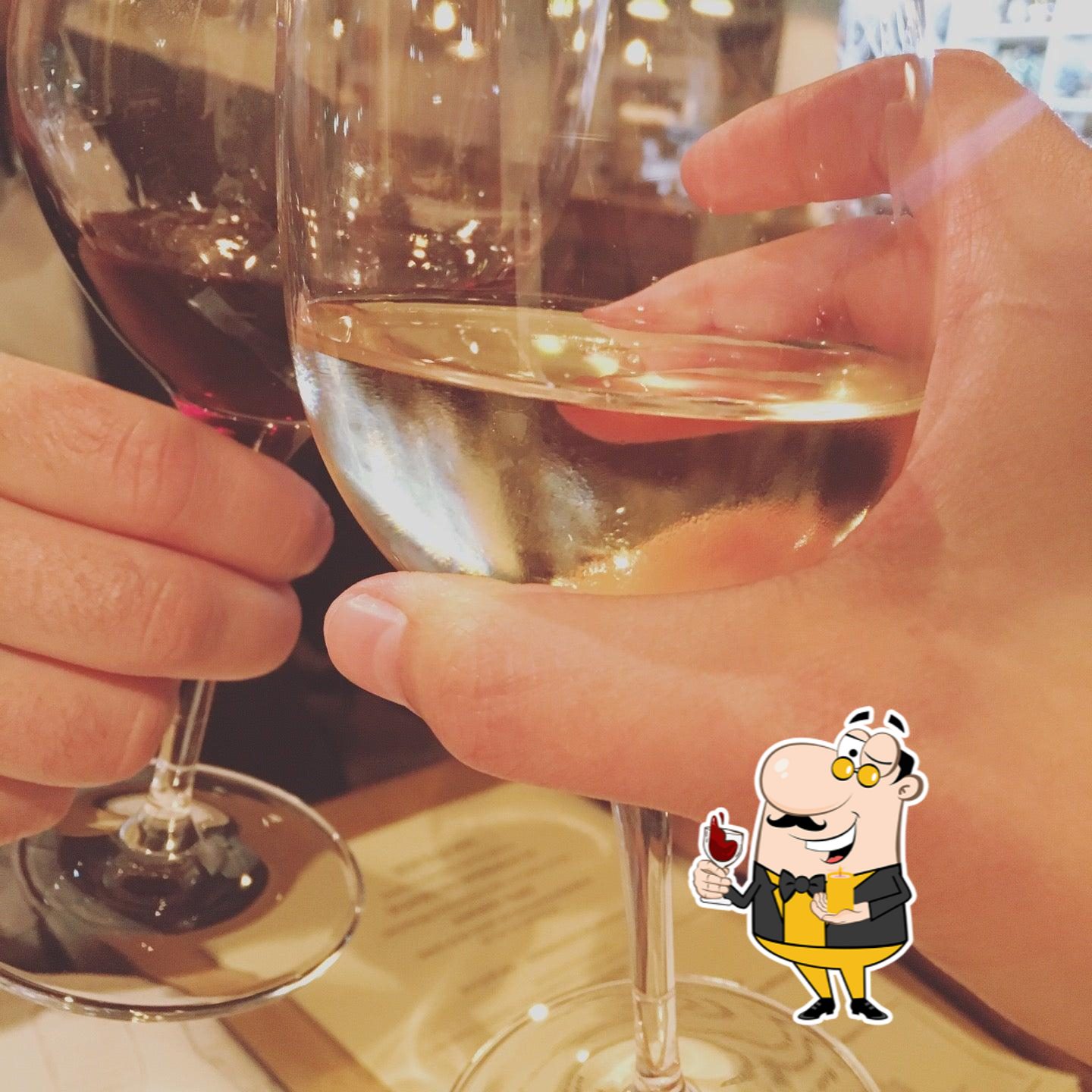 Насладитесь бокалом вина в "Wine Room".