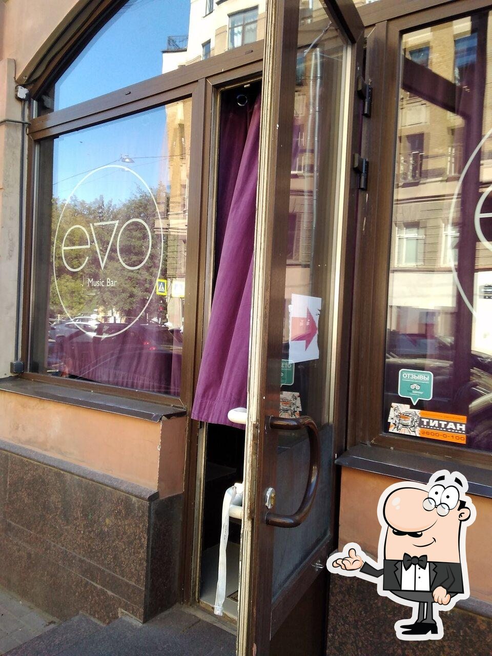 Посмотрите на внутренний интерьер "Evo Music Bar".
