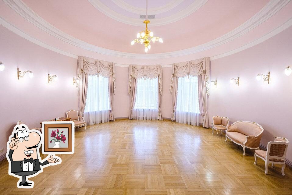 Посмотрите на внутренний интерьер "Милютинъ".