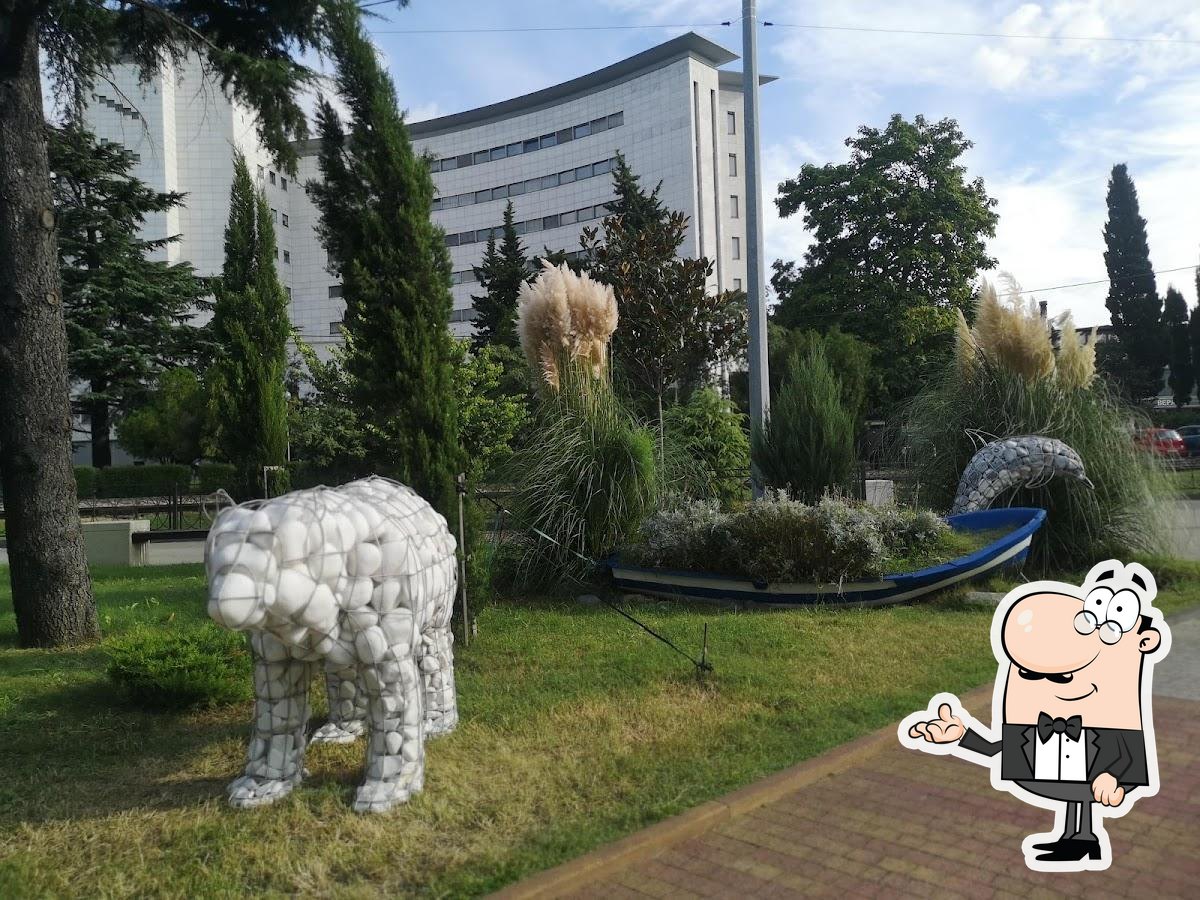 Забронируйте столик в "Веранда lounge".