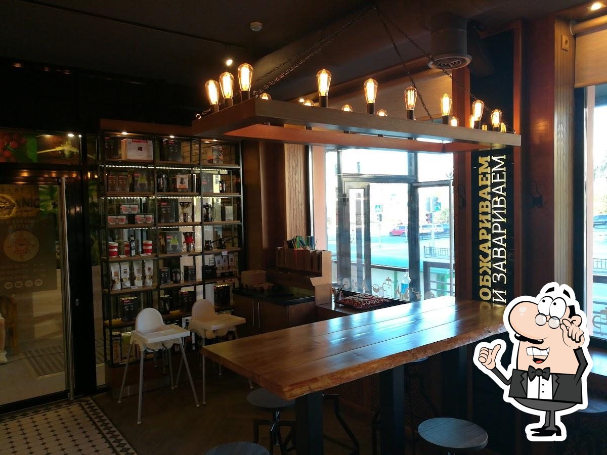 Посмотрите на внутренний интерьер "Traveler's Coffee".