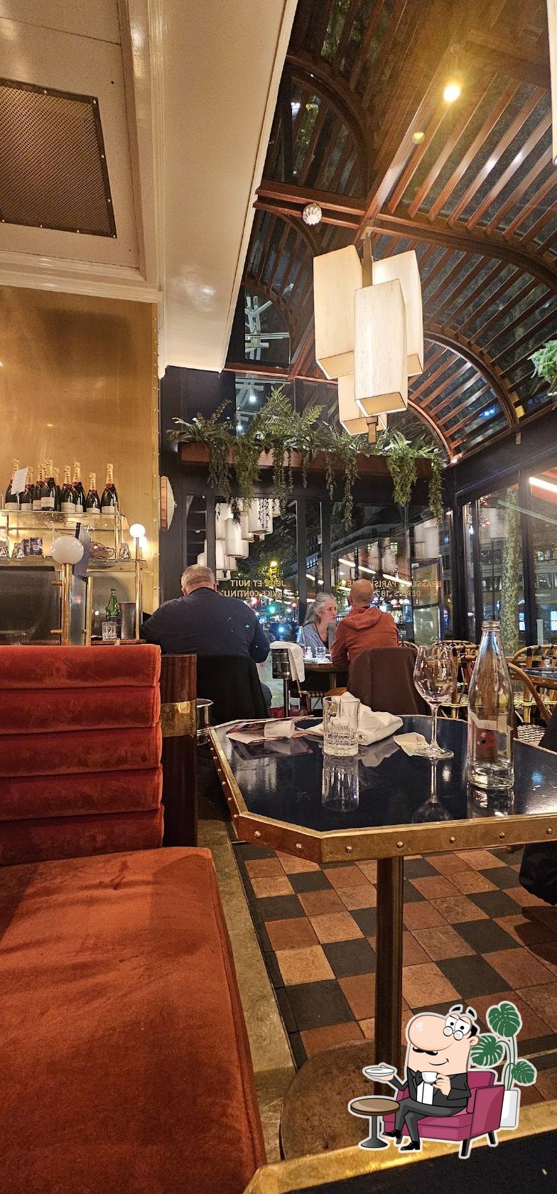 Посмотрите на внутренний интерьер "Le Grand Café des Capucines".
