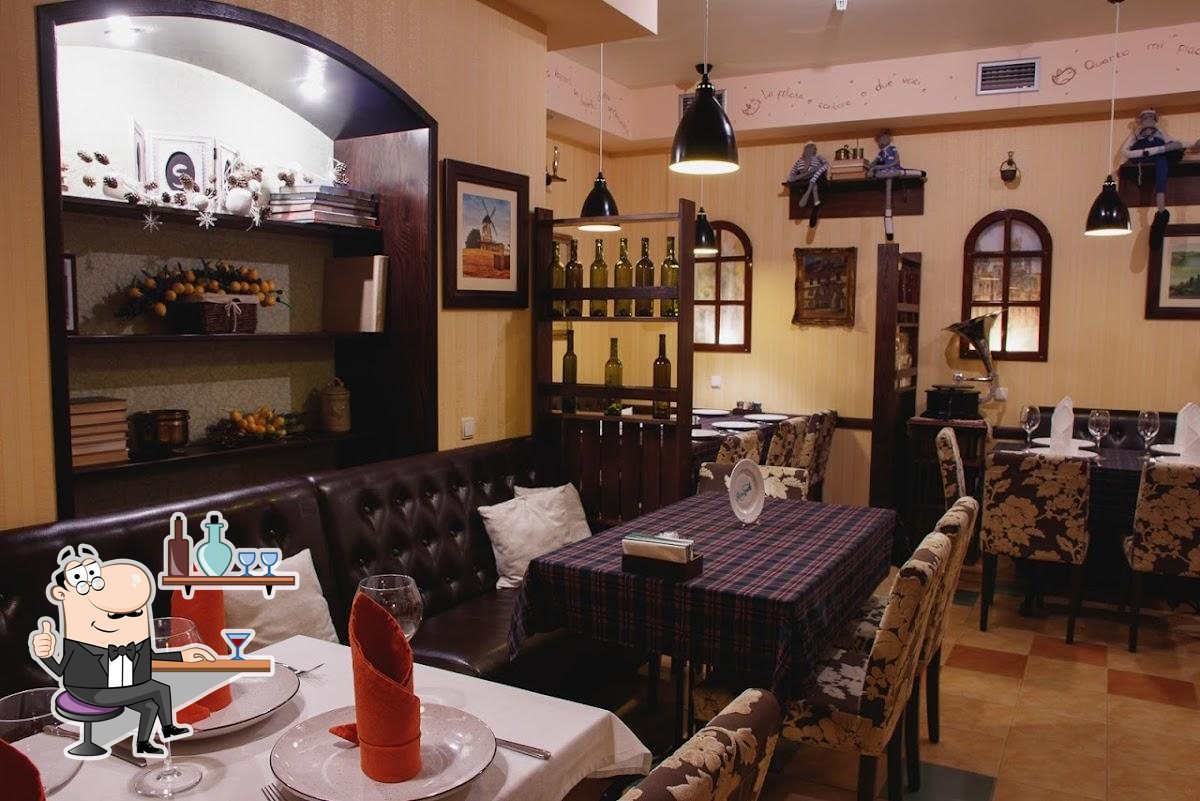 Посмотрите на внутренний интерьер "Liguria Trattoria".