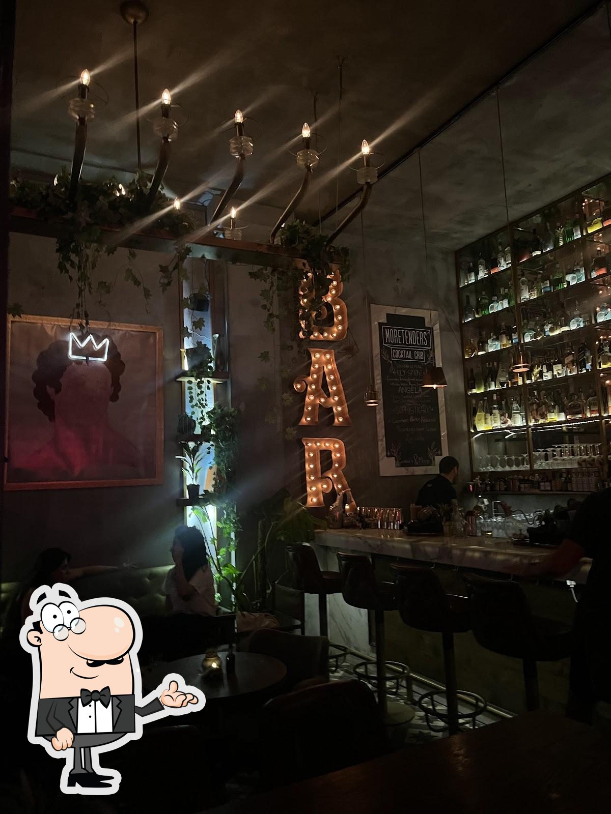 Посмотрите на внутренний интерьер "Moretenders’ Cocktail Crib & Sushi".