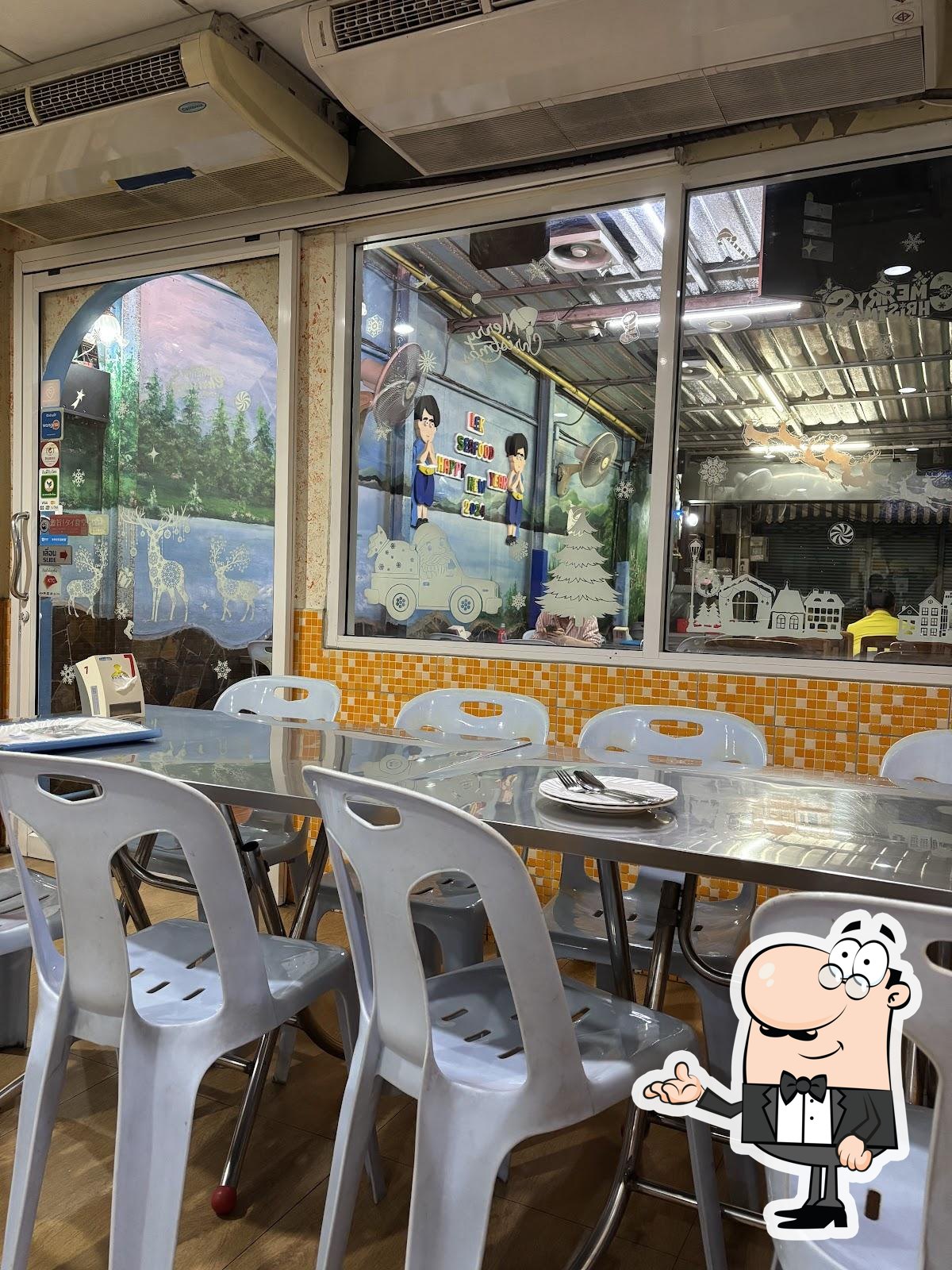 Посмотрите на внутренний интерьер "Lek Seafood".