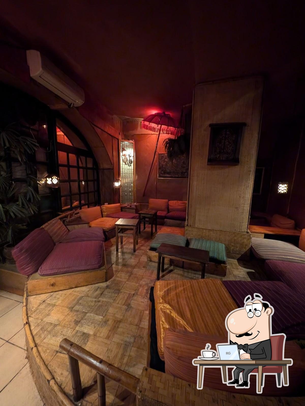 Посмотрите на внутренний интерьер "Bali Bar".