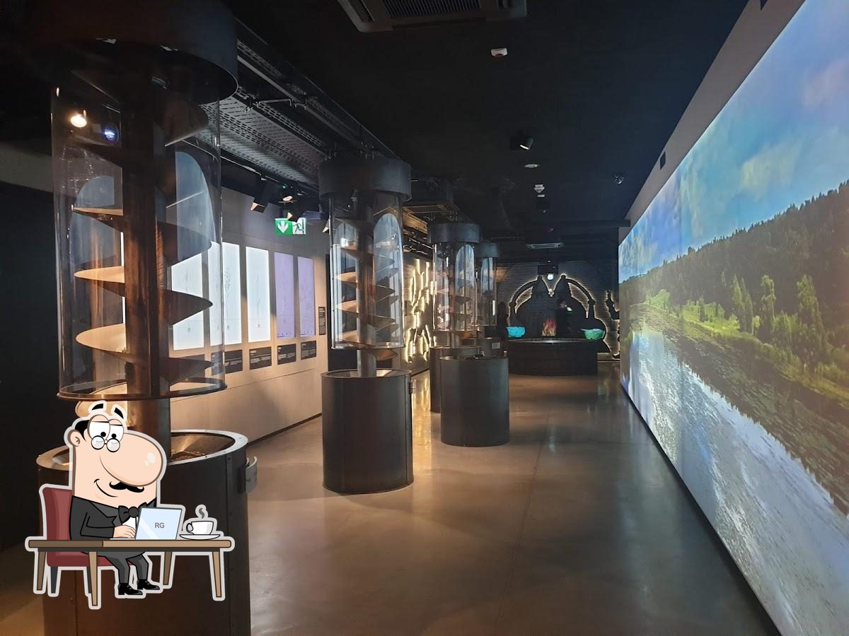 Посмотрите на внутренний интерьер "Polish Vodka Museum".