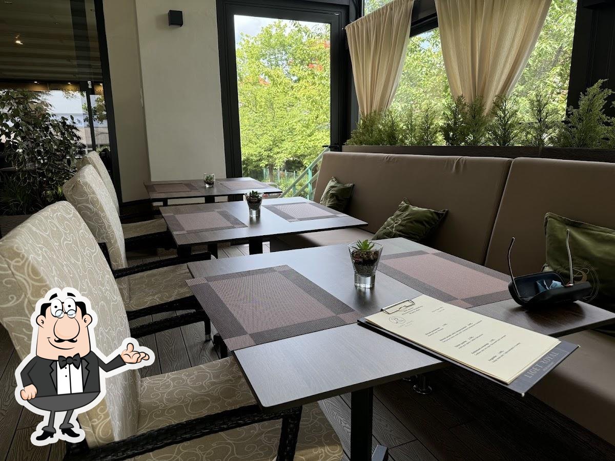 Посмотрите на внутренний интерьер "Liget Royal Restaurant".
