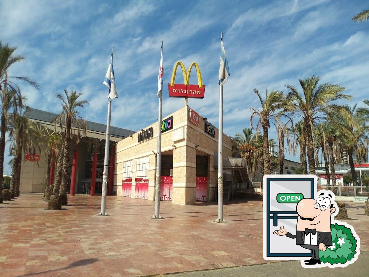 Наслаждайтесь свежим воздухом и пейзажем, открывающемся из "McDonald's".