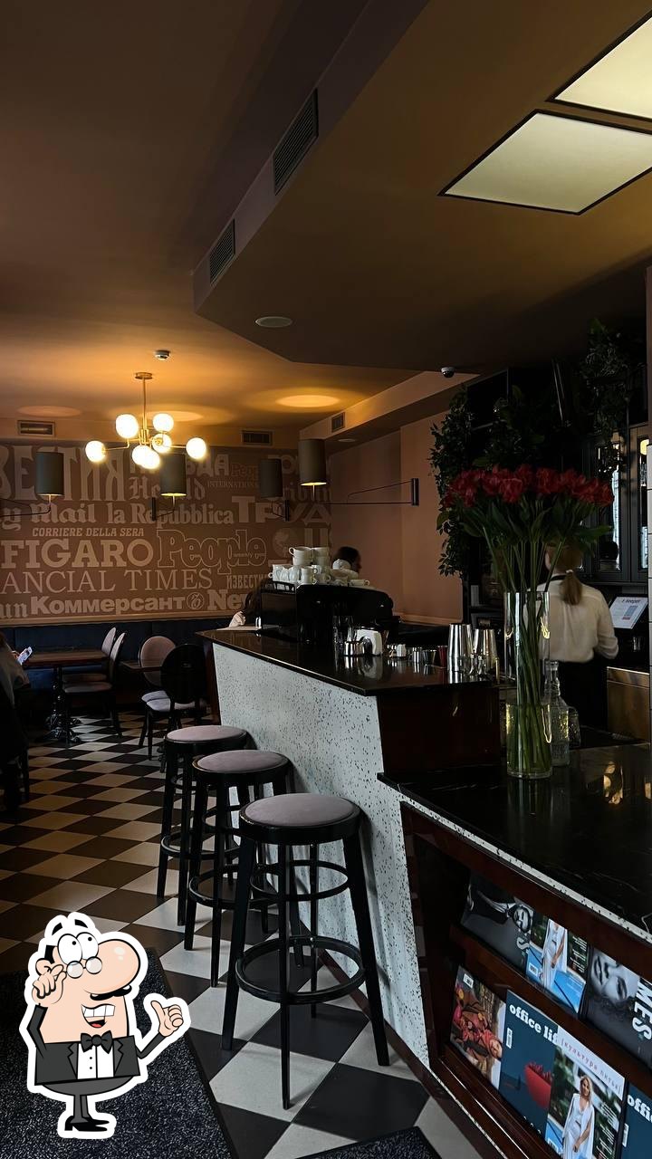 Забронируйте столик в "News Cafe".