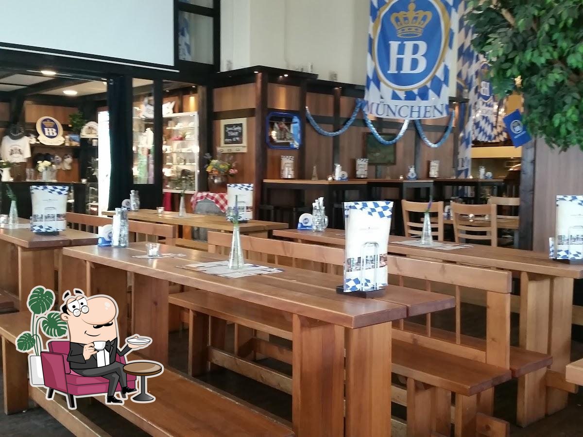 Посмотрите на внутренний интерьер "Hofbräu Wirtshaus Speersort".