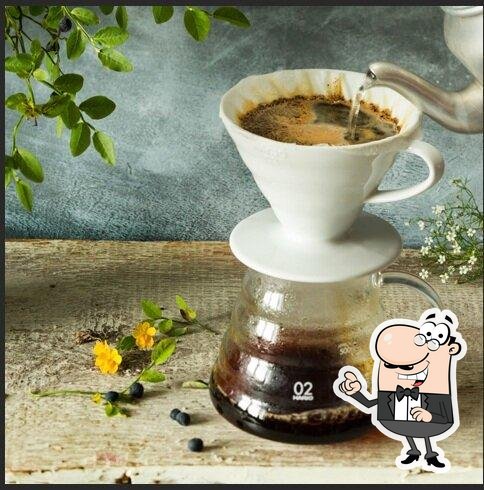 Посмотрите на внутренний интерьер "Traveler's Coffee".