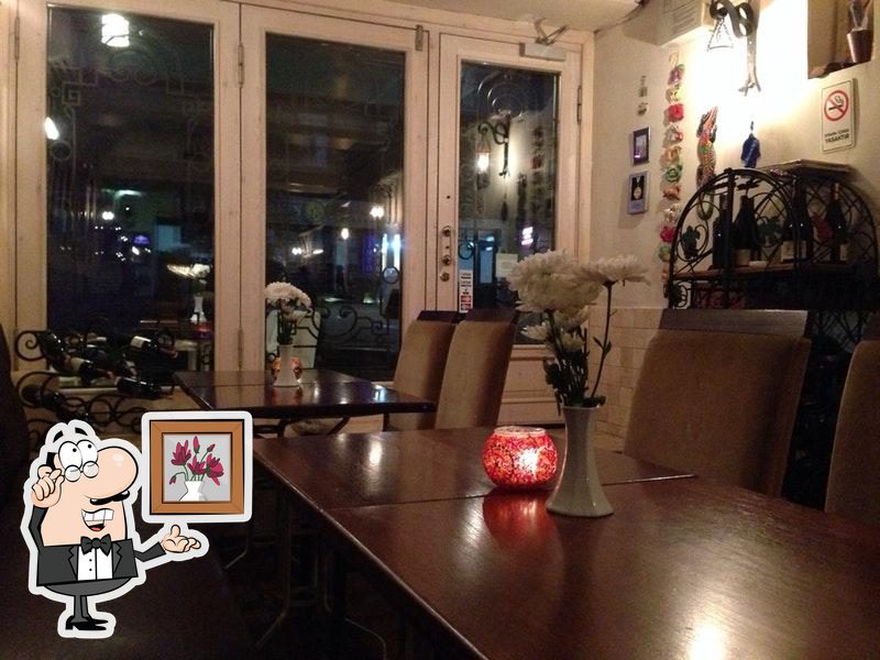 Посмотрите на внутренний интерьер "Sofa Cafe".