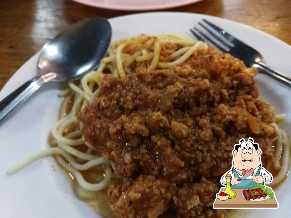 Отведайте мясные блюда из меню.
