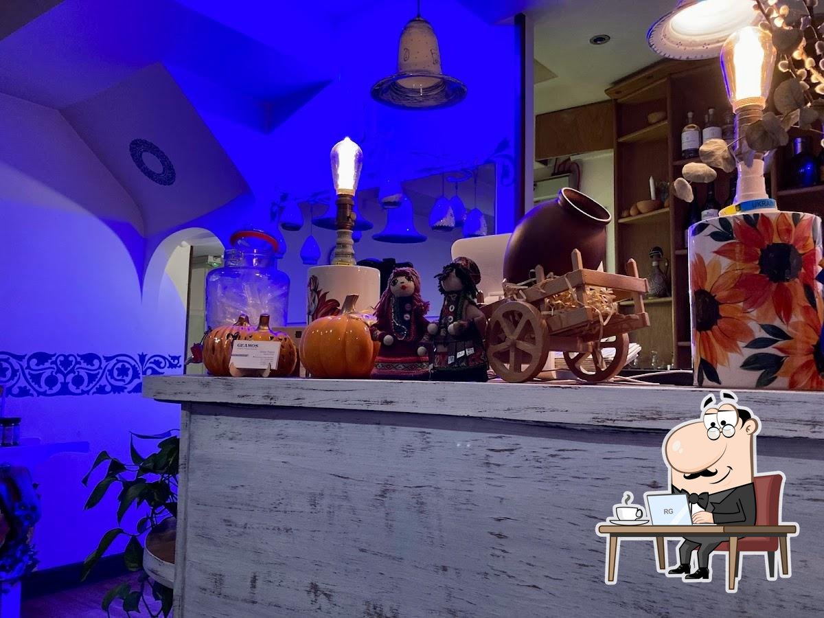Посмотрите на внутренний интерьер "Geamos - Georgian Restaurant".