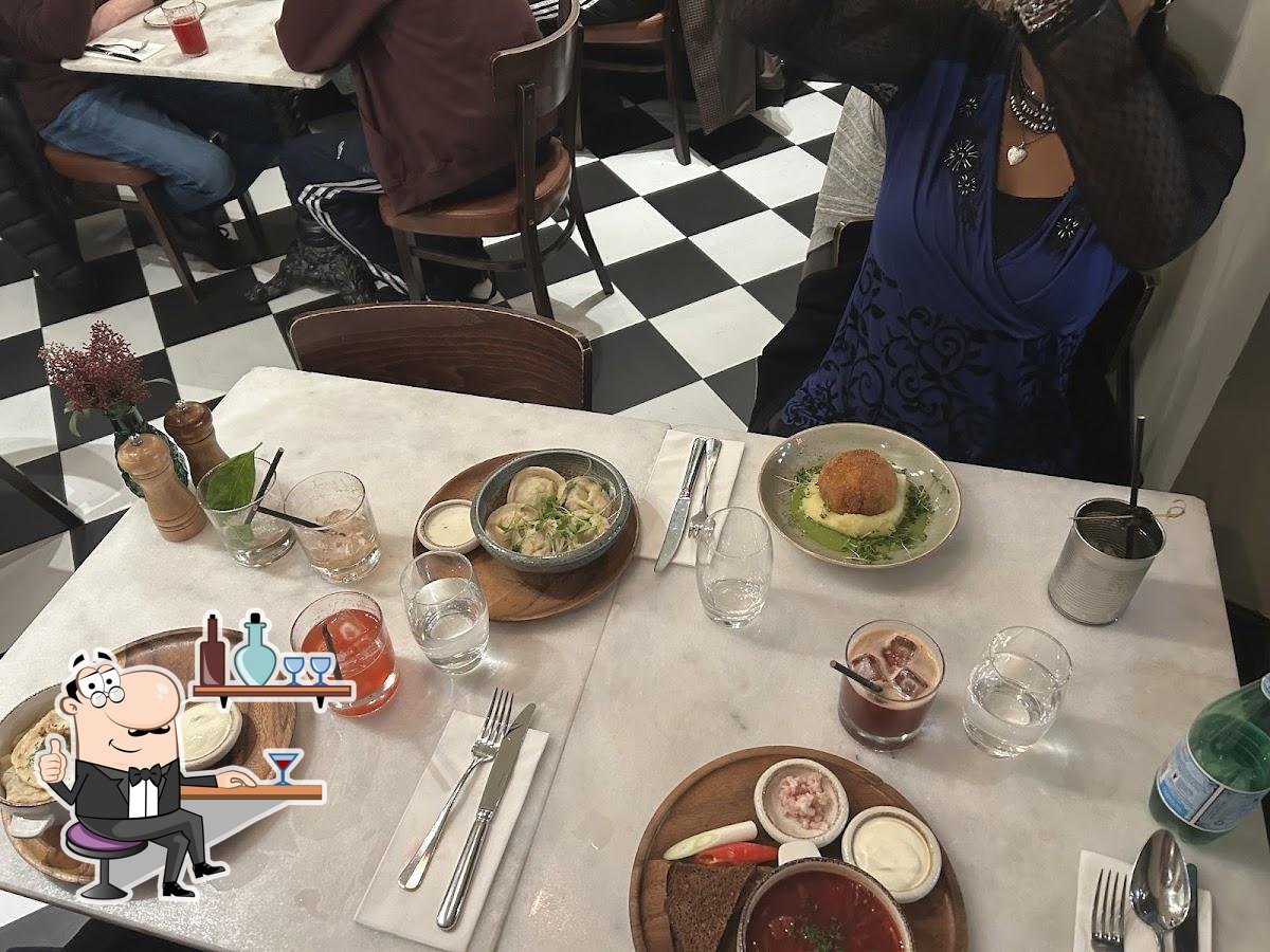 Посмотрите на внутренний интерьер "ZIMA Soho Restaurant".