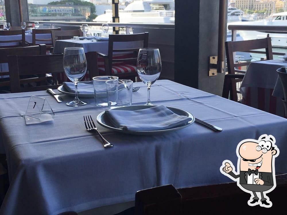Посмотрите на внутренний интерьер "Barceloneta restaurant".