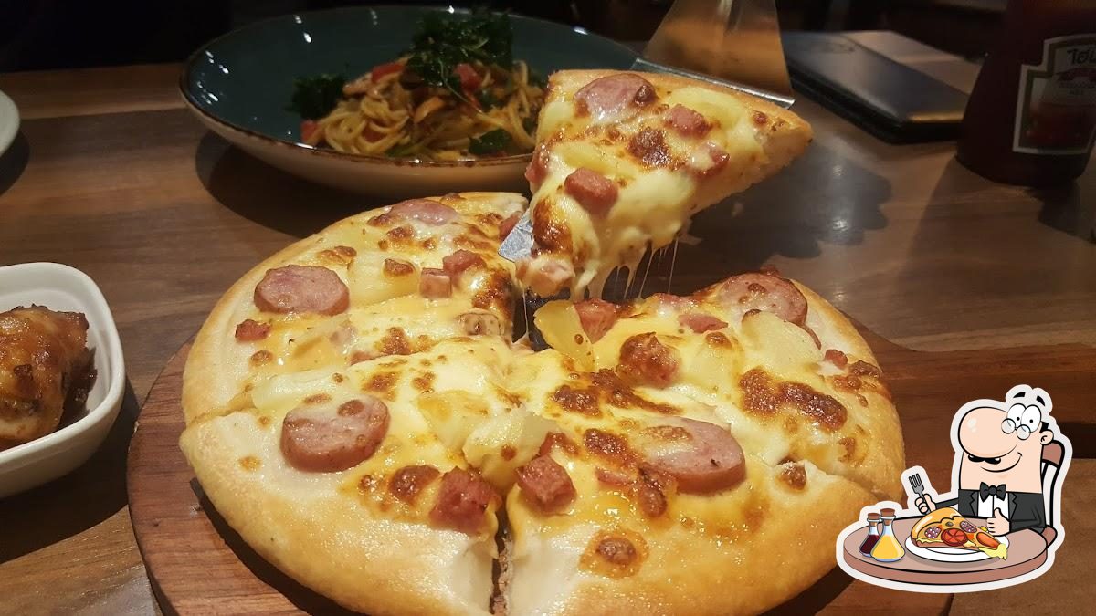 В "The Pizza Company​" вы можете  отведать пиццу.