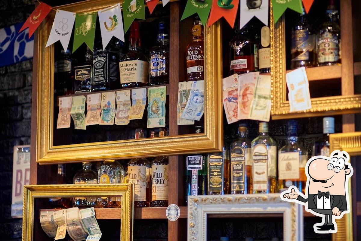 Посмотрите на внутренний интерьер "Finnegan's Wake Irish Pub".