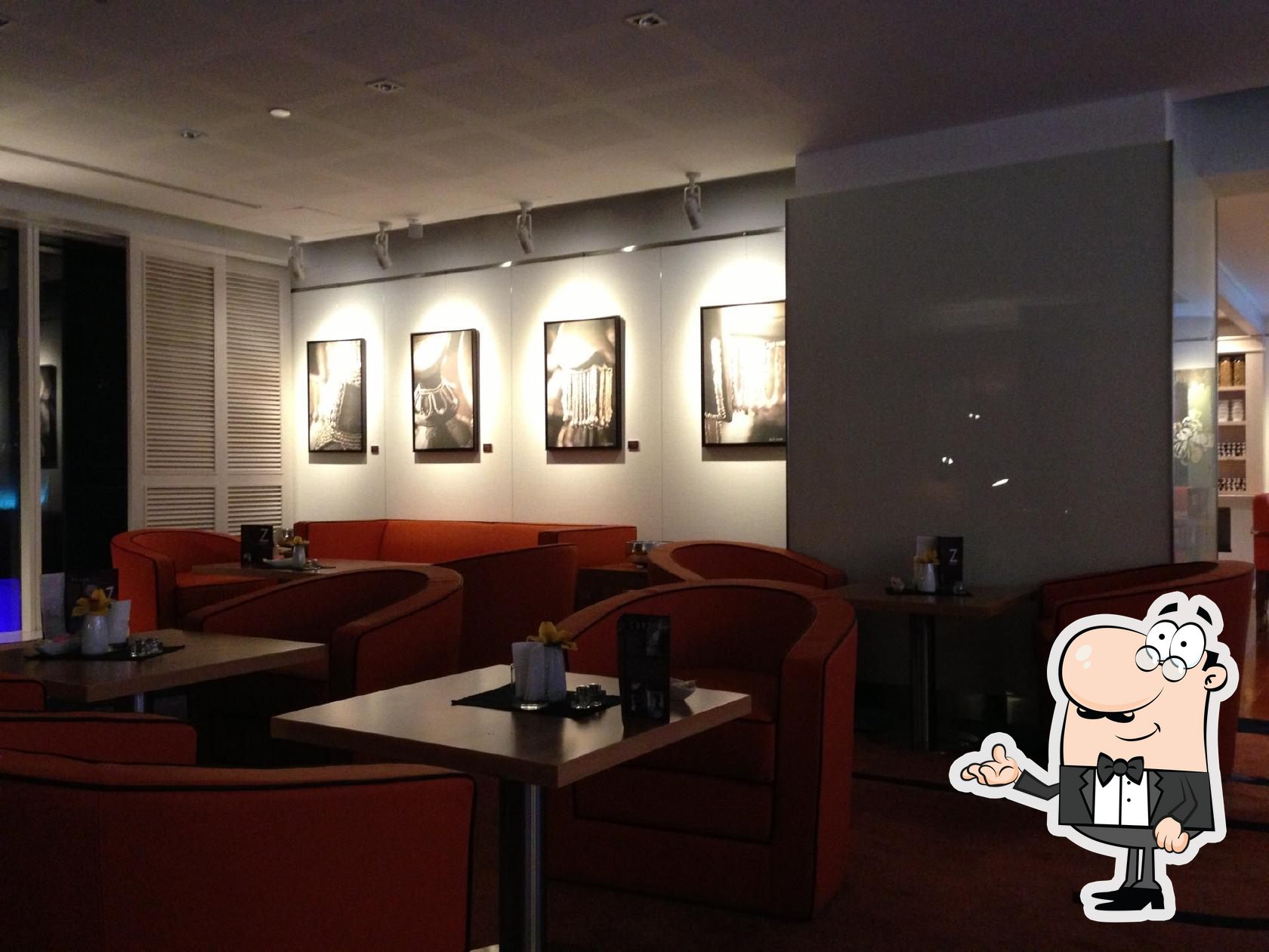 Посмотрите на внутренний интерьер "Level 43 Sky Lounge".